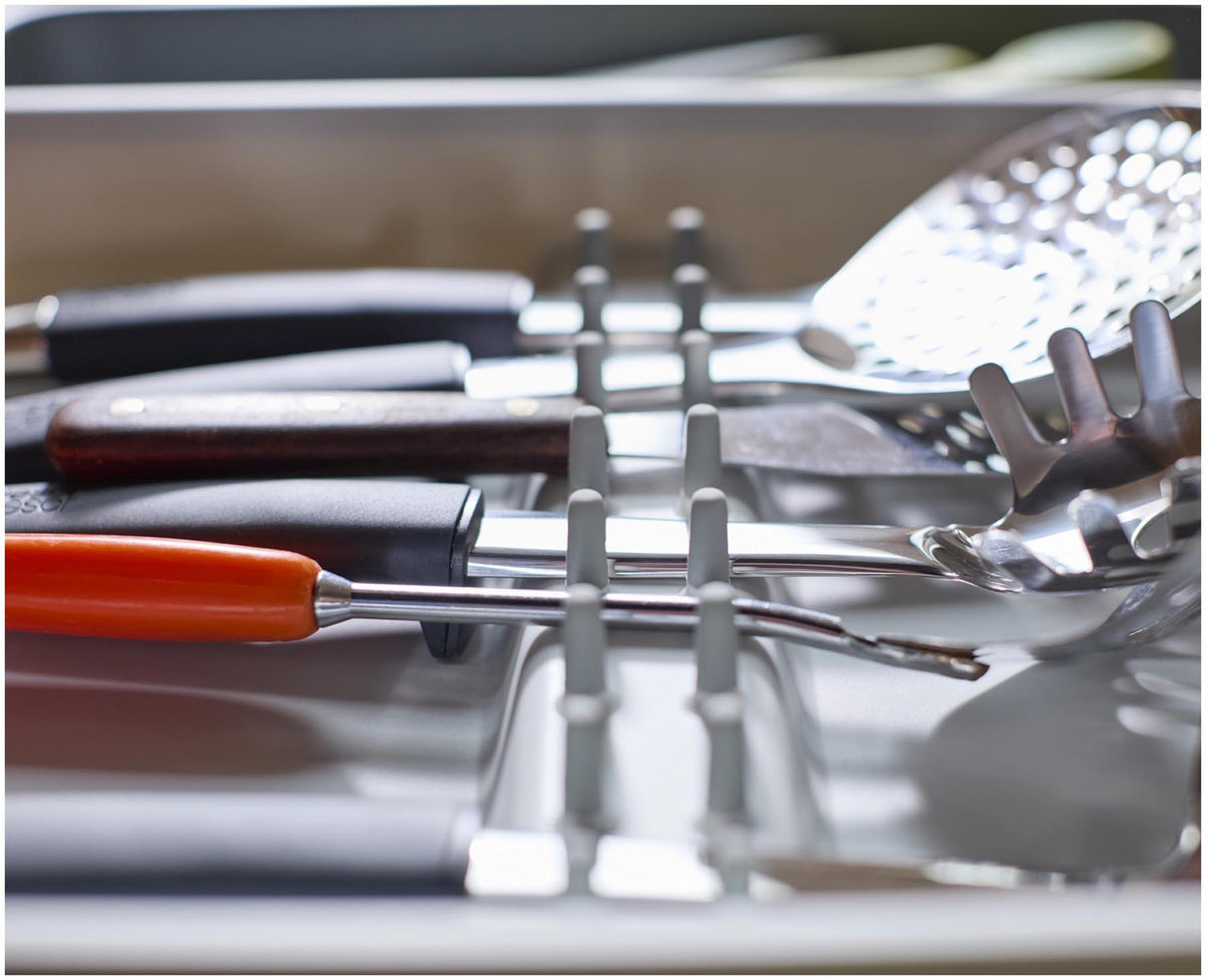 DrawerStore Besteckkasten für Utensilien recycl. Kunststoff in Grau präsentiert im Onlineshop von KAQTU Design AG. Besteckboxen ist von Joseph Joseph