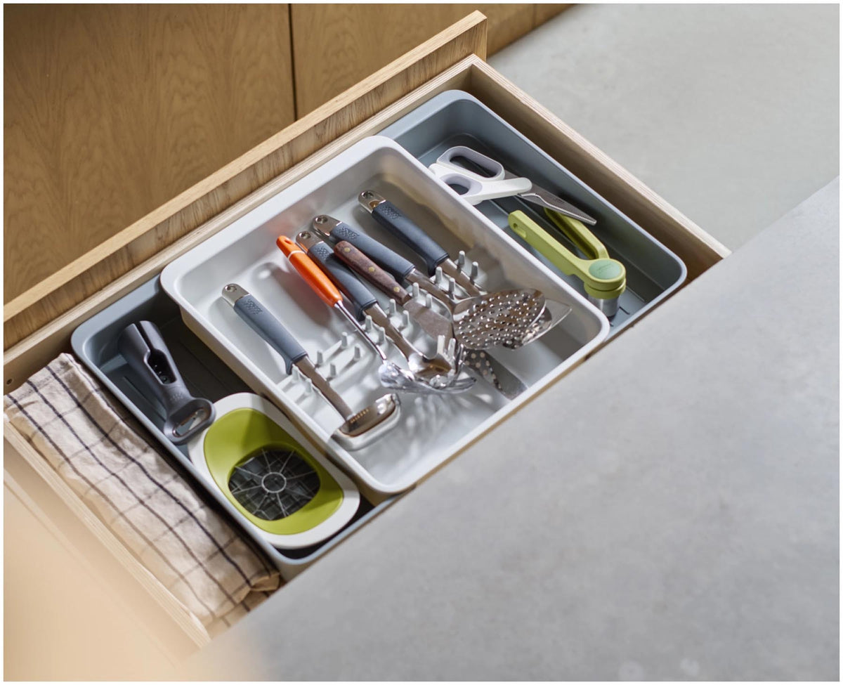 DrawerStore Besteckkasten für Utensilien recycl. Kunststoff in Grau präsentiert im Onlineshop von KAQTU Design AG. Besteckboxen ist von Joseph Joseph