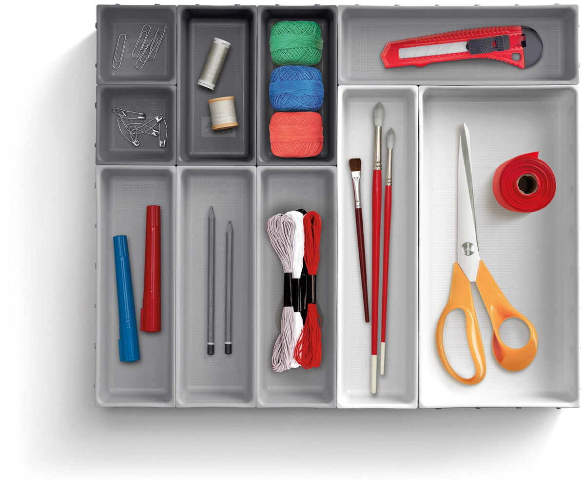 Blox Schubladenorganizer 10tlg aus recycl. Kunststoff in Grau präsentiert im Onlineshop von KAQTU Design AG. Besteckboxen ist von Joseph Joseph