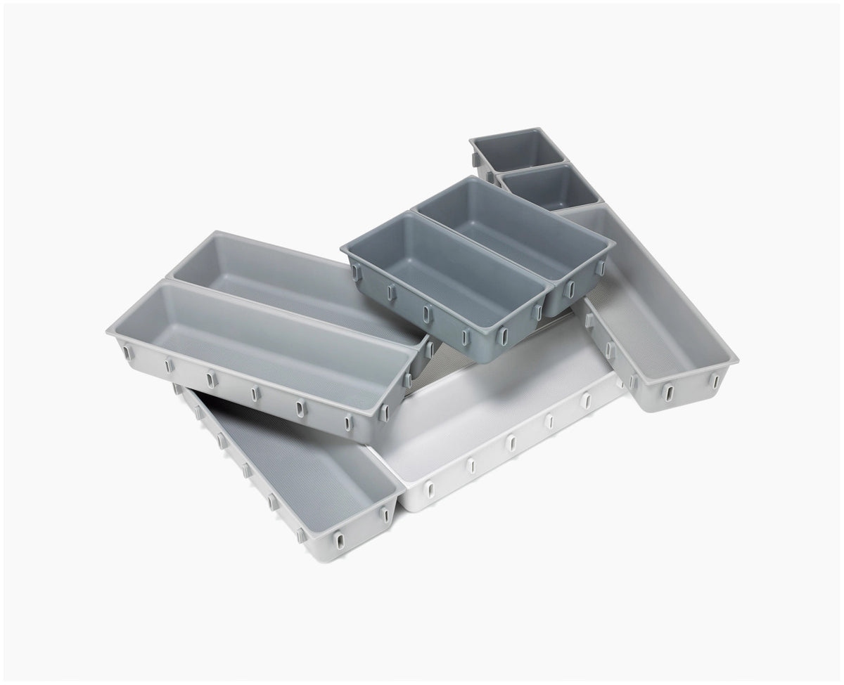 Blox Schubladenorganizer 10tlg aus recycl. Kunststoff in Grau präsentiert im Onlineshop von KAQTU Design AG. Besteckboxen ist von Joseph Joseph