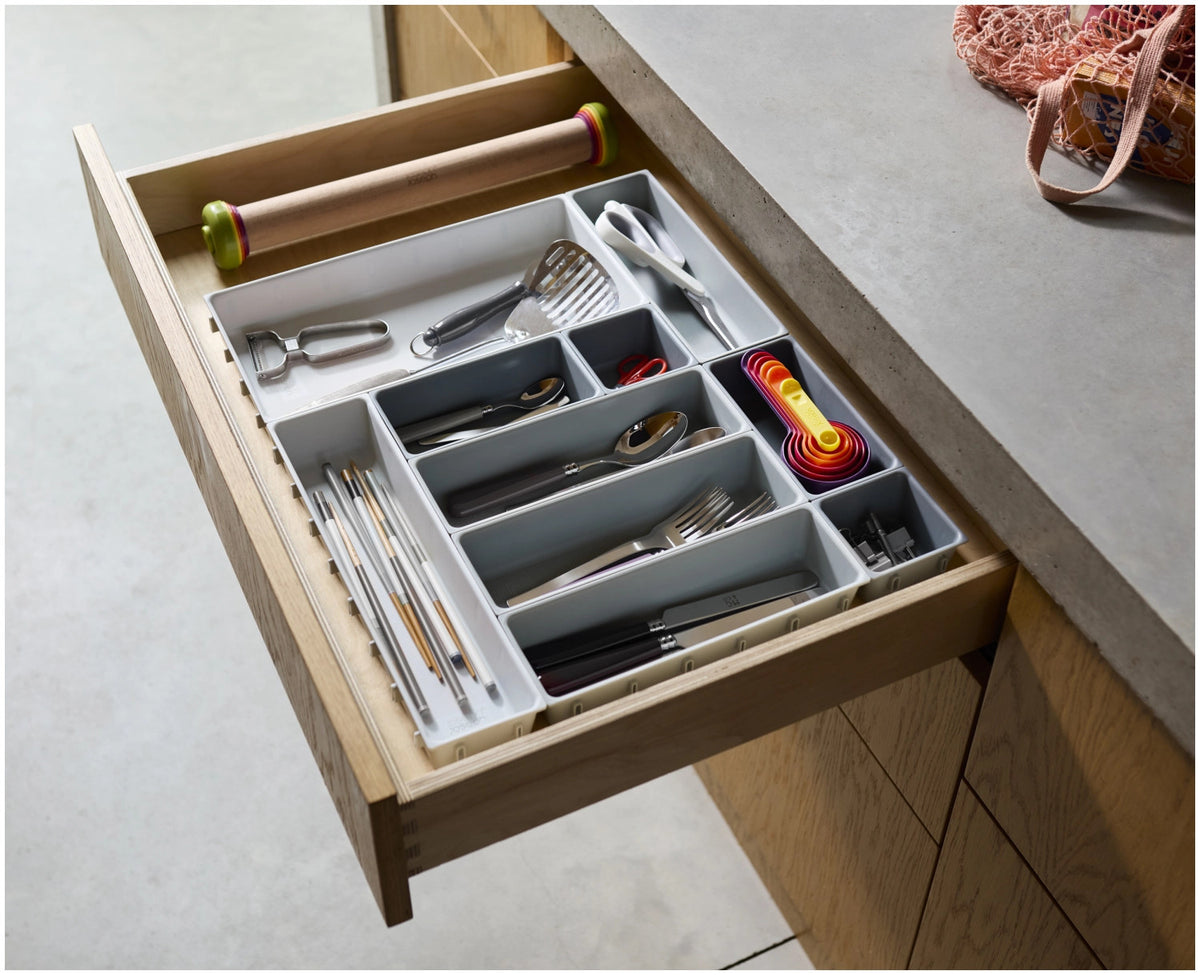 Blox Schubladenorganizer 10tlg aus recycl. Kunststoff in Grau präsentiert im Onlineshop von KAQTU Design AG. Besteckboxen ist von Joseph Joseph