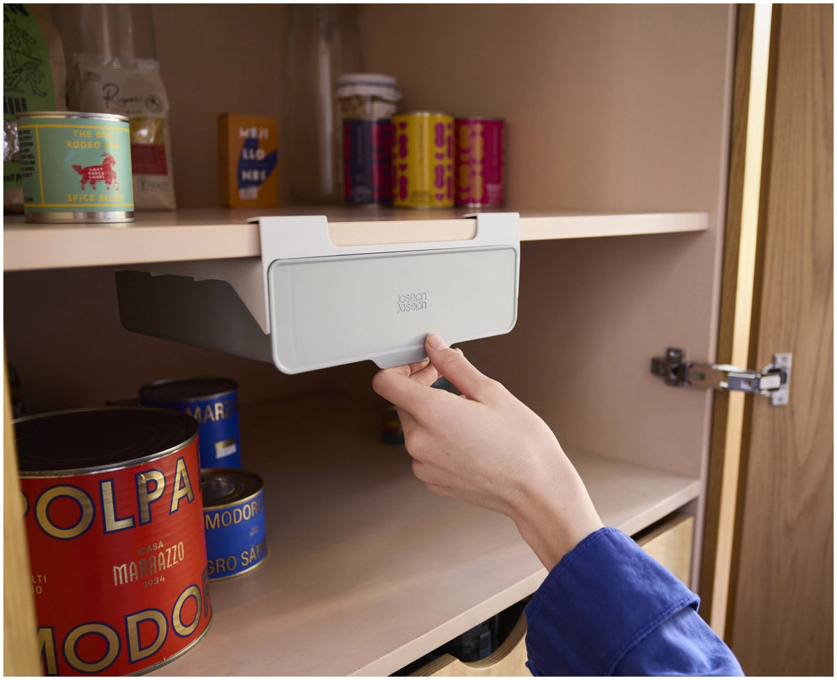CupboardStore Unterregal-Schublade aus recycl. Kunststoff in Grau präsentiert im Onlineshop von KAQTU Design AG. Küchenhelfer ist von Joseph Joseph