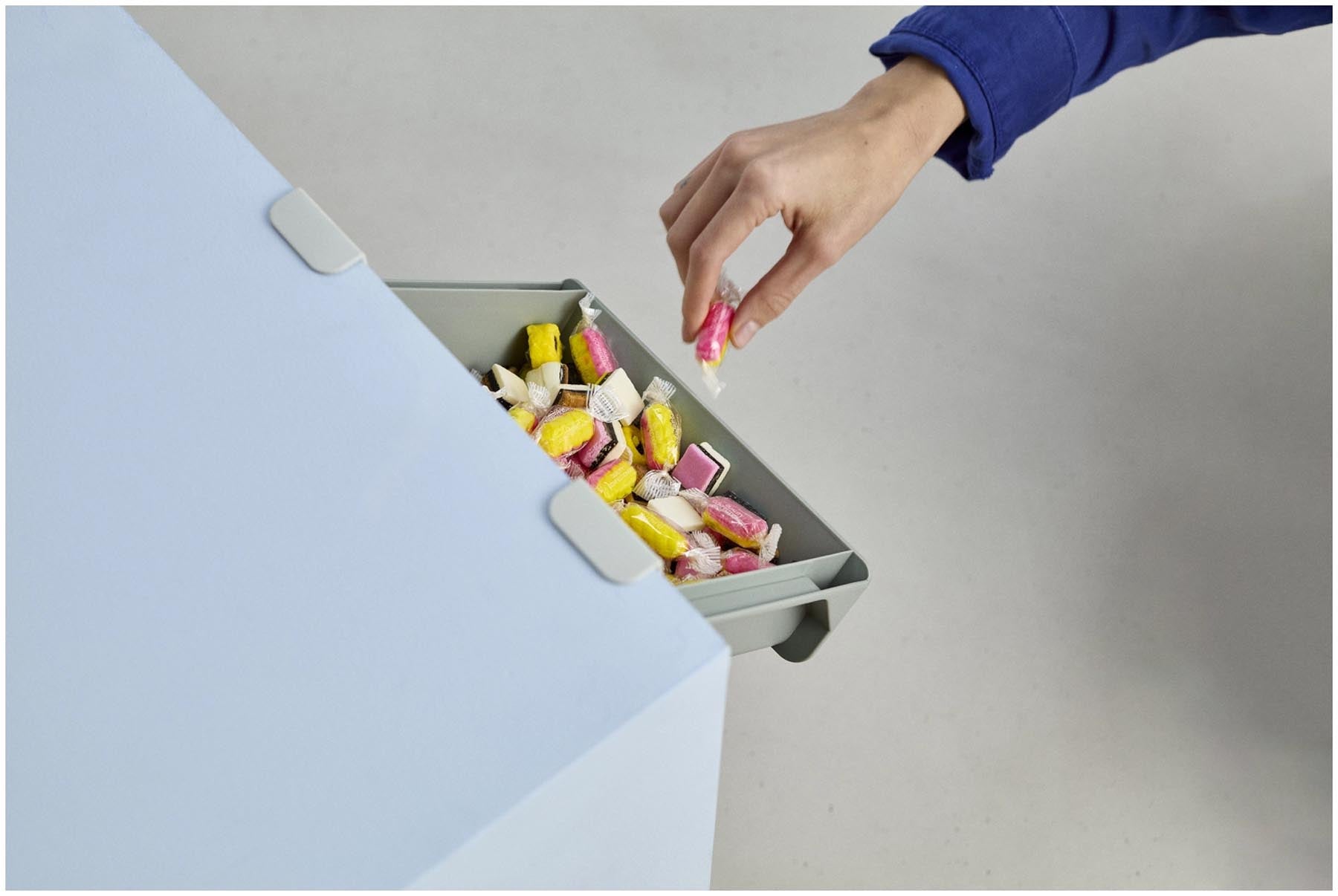 Stylische Unterregal-Schublade aus umweltfreundlichem Kunststoff, perfekt für die platzsparende Organisation in Ihrer Küche.