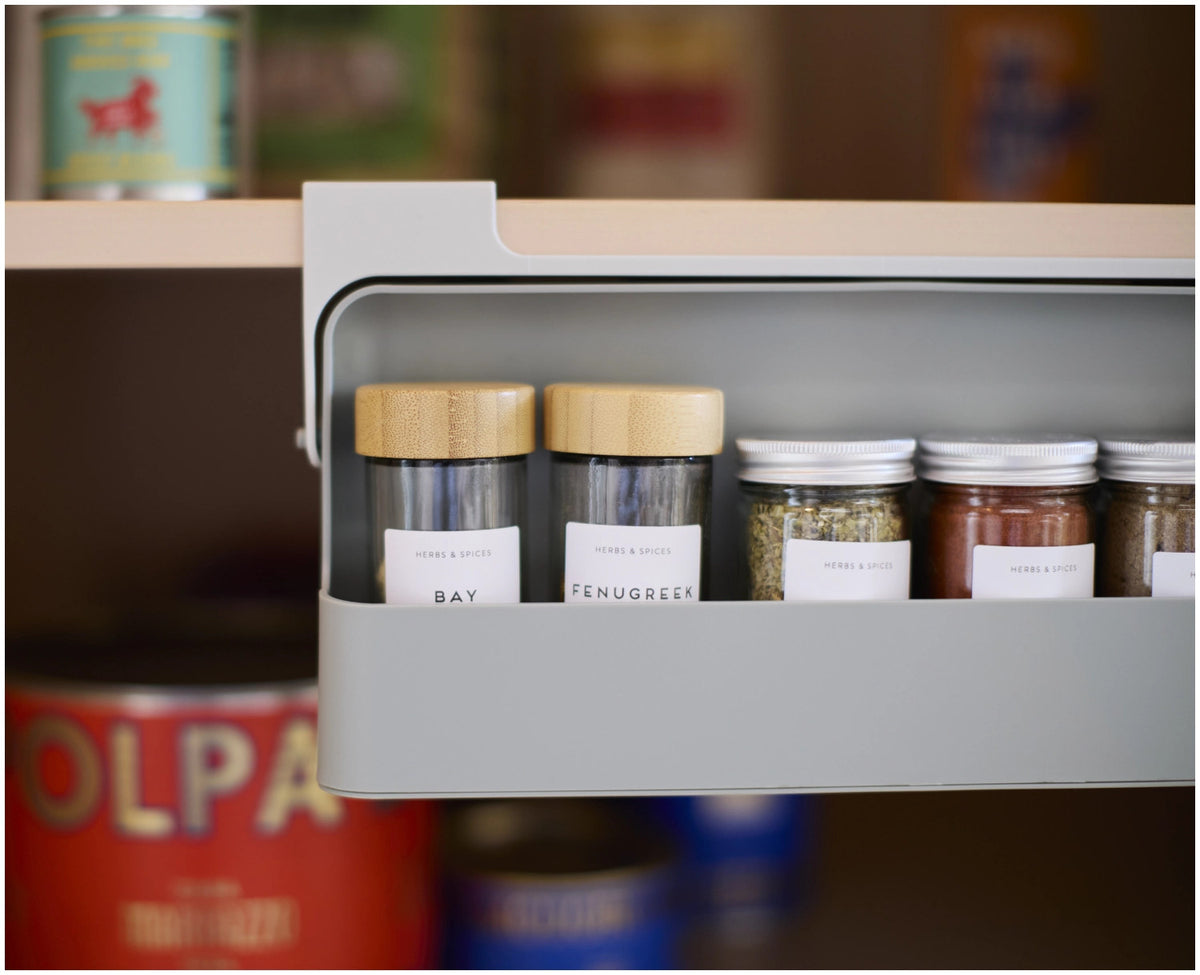 CupboardStore Unterregal für Gewürze aus recycl. Kunststoff in Grau präsentiert im Onlineshop von KAQTU Design AG. Küchenhelfer ist von Joseph Joseph