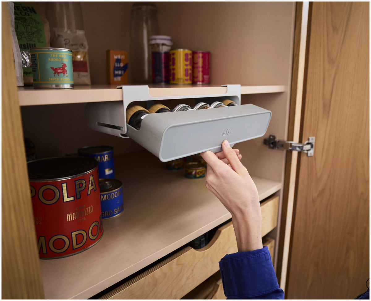 CupboardStore Unterregal für Gewürze aus recycl. Kunststoff in Grau präsentiert im Onlineshop von KAQTU Design AG. Küchenhelfer ist von Joseph Joseph