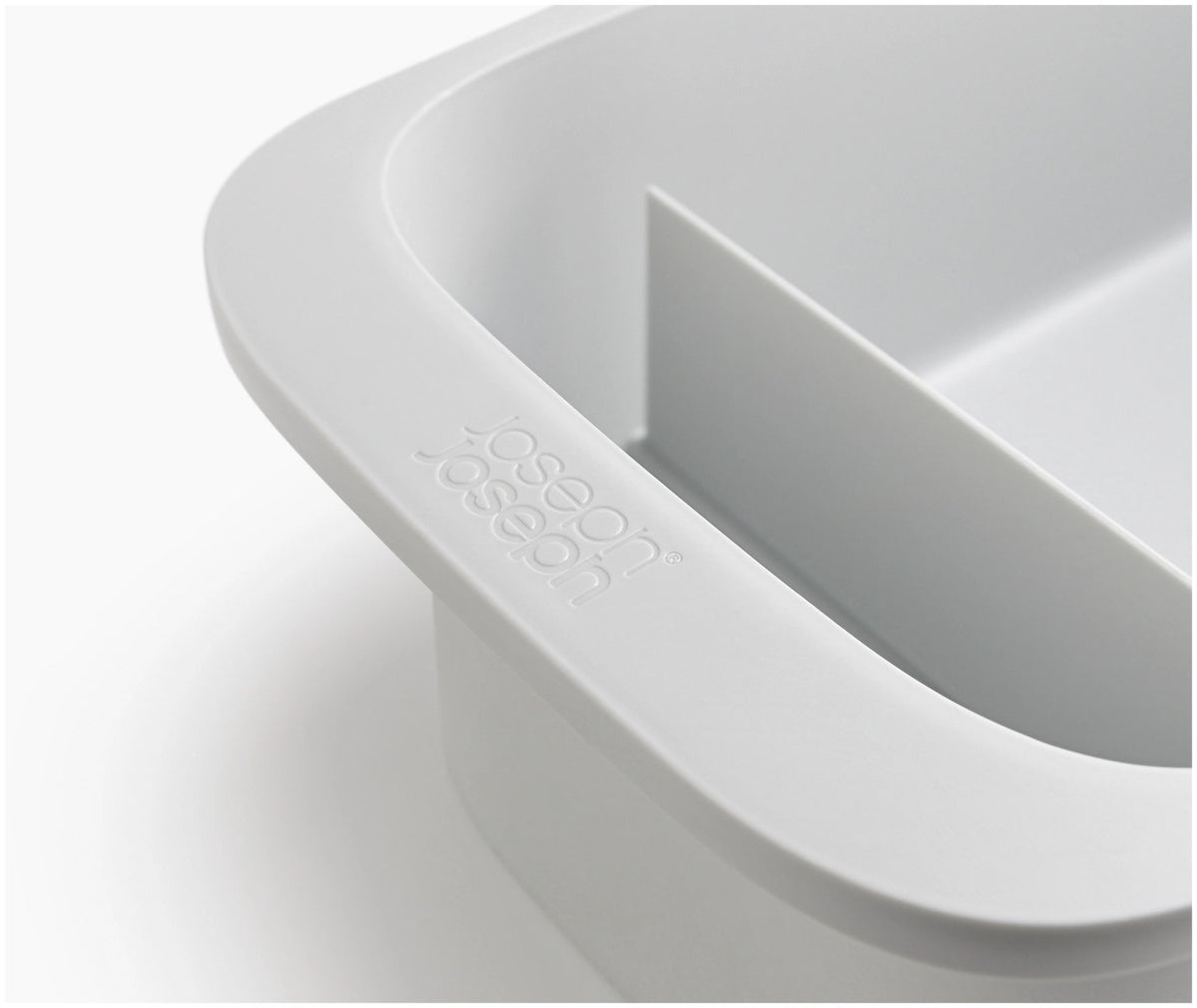 CupboardStore Putzschrank ausziehbar aus recycl. Kunststoff in Grau präsentiert im Onlineshop von KAQTU Design AG. Küchenhelfer ist von Joseph Joseph