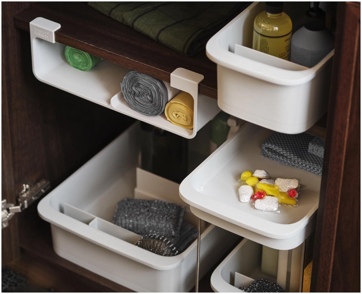 CupboardStore Putzschrank ausziehbar aus recycl. Kunststoff in Grau präsentiert im Onlineshop von KAQTU Design AG. Küchenhelfer ist von Joseph Joseph
