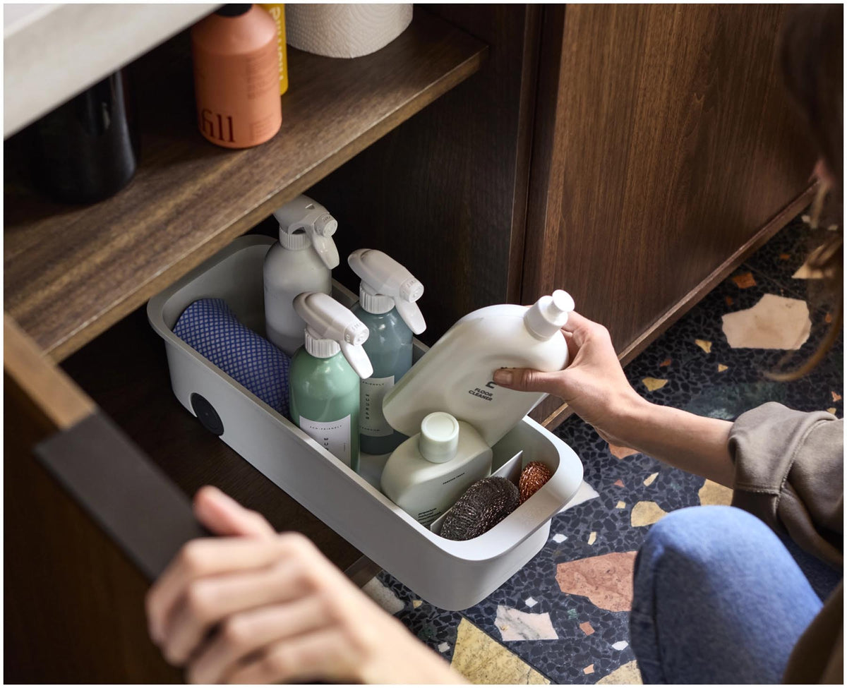 CupboardStore Putzschrank ausziehbar aus recycl. Kunststoff in Grau präsentiert im Onlineshop von KAQTU Design AG. Küchenhelfer ist von Joseph Joseph