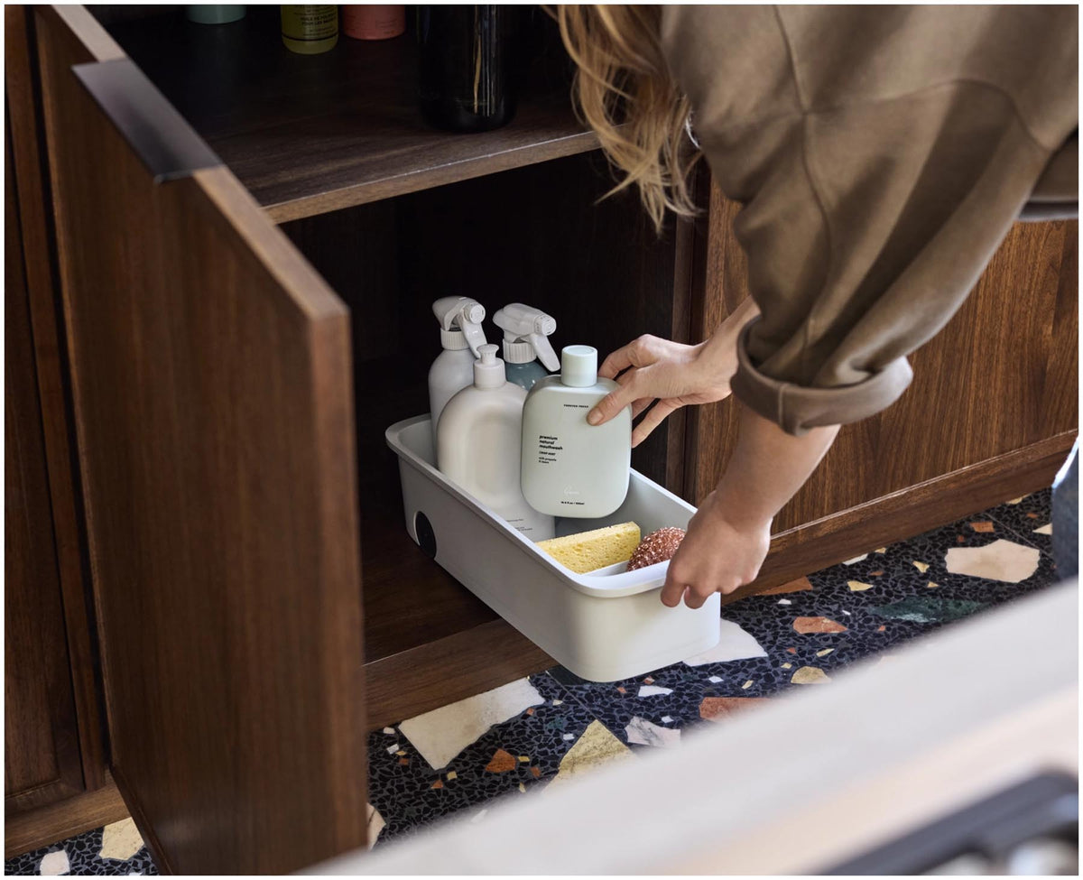 CupboardStore Putzschrank ausziehbar aus recycl. Kunststoff in Grau präsentiert im Onlineshop von KAQTU Design AG. Küchenhelfer ist von Joseph Joseph
