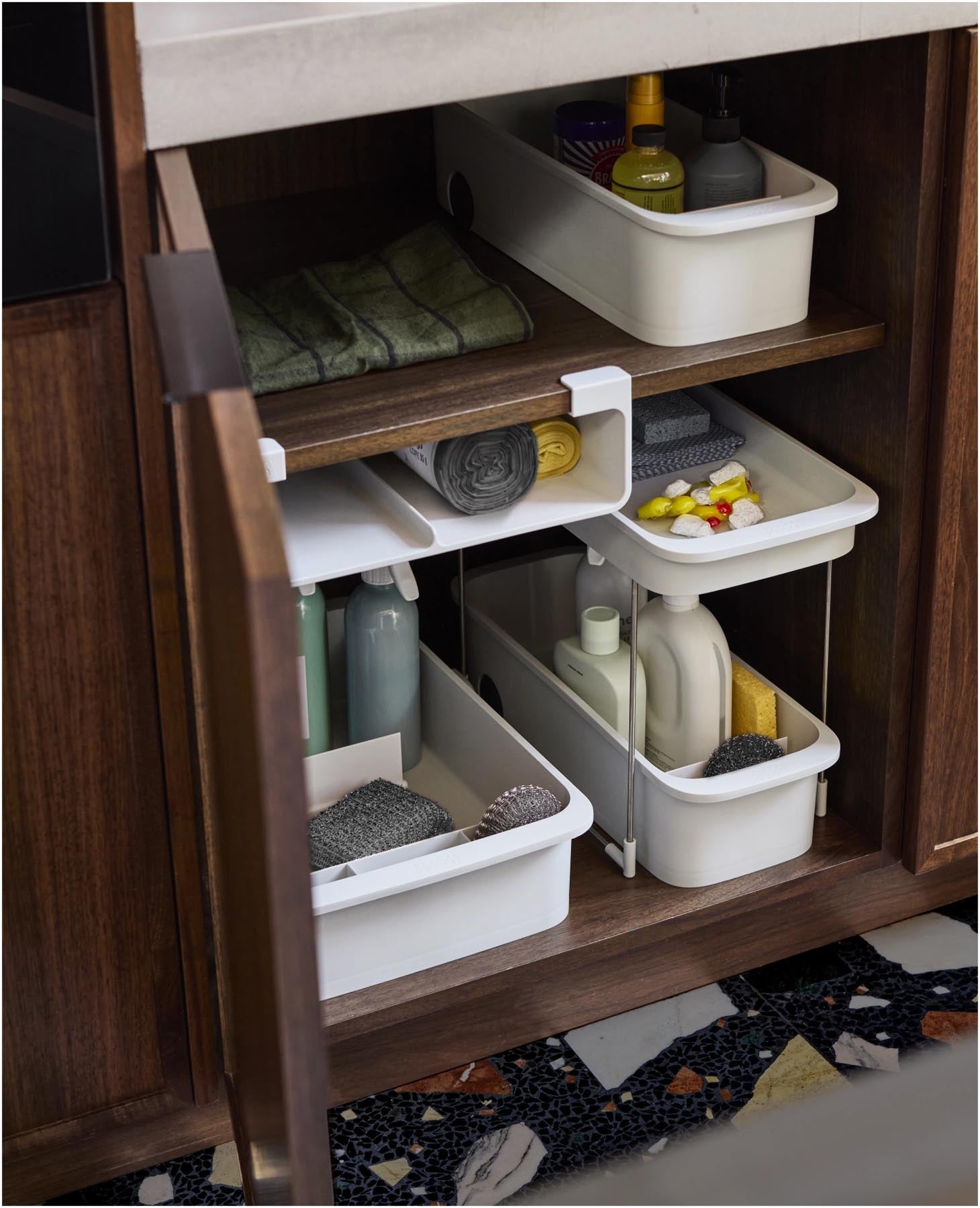 Stylischer Küchenorganizer von Joseph Joseph in Grau, ideal zur Aufbewahrung von Recyclingbeuteln. Praktisch und platzsparend für jede Küche.