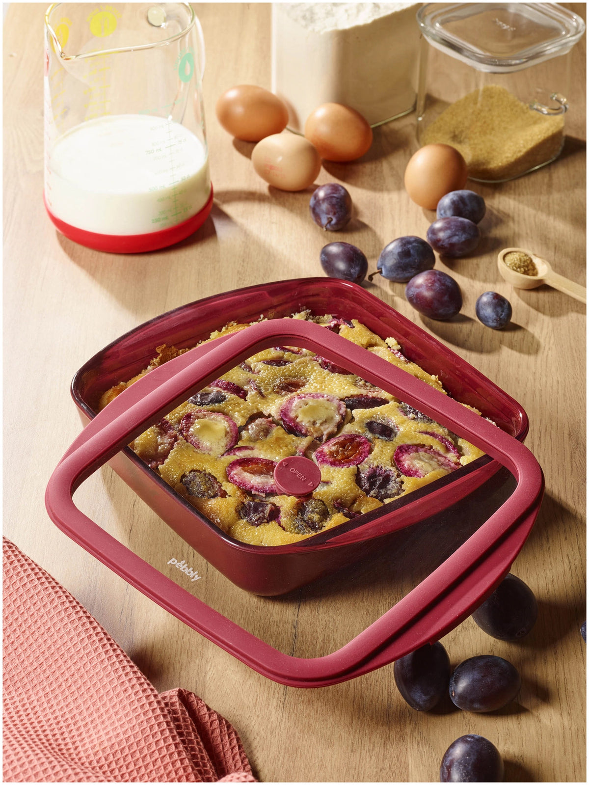 Auflaufform mit Frischhaltedeckel 1.6l 21.9x25.1cm cherry in Rot präsentiert im Onlineshop von KAQTU Design AG. Aufbewahrungsbeutel ist von Pebbly