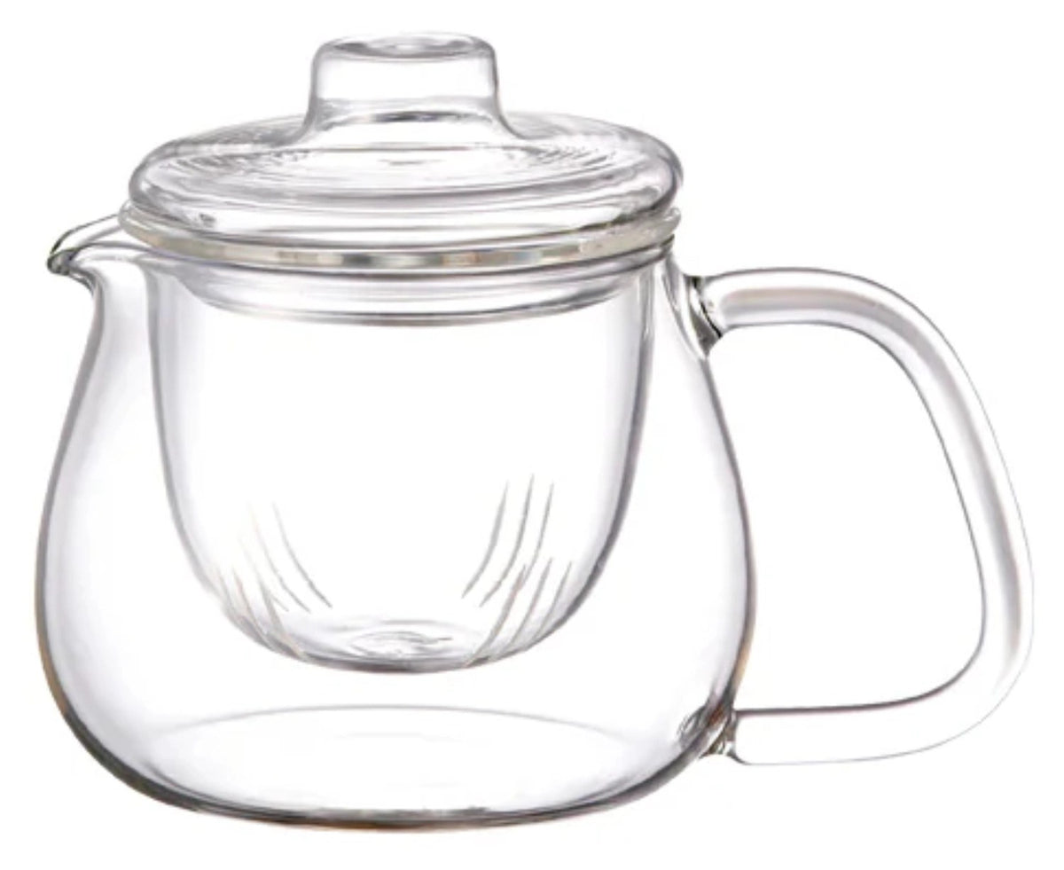 Transparente Teekanne aus Glas mit rundem Korpus und grossem, bogenförmigem Glashenkel, Modell UNITEA von Kinto, Fassungsvermögen 450ml.