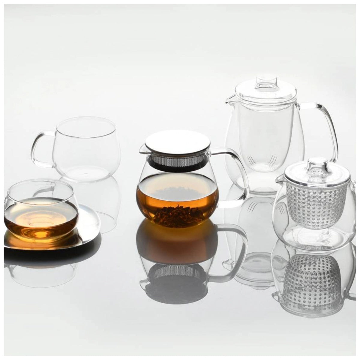 Transparente Teekanne aus Glas mit grossem, bogenförmigem Henkel, Marke Kinto, Grösse 8x8x14.5cm, auf weissem Hintergrund.