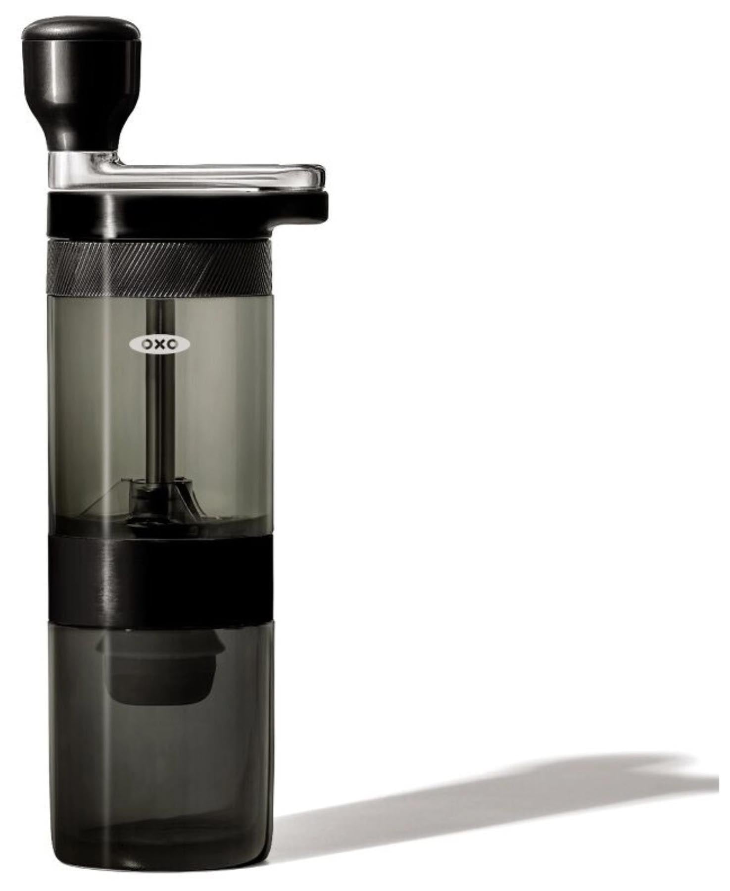 Elegante OXO GG Brew Kaffeemühle in Schwarz, ideal für die manuelle Zubereitung von frisch gemahlenem Kaffee mit einstellbarem Mahlgrad.
