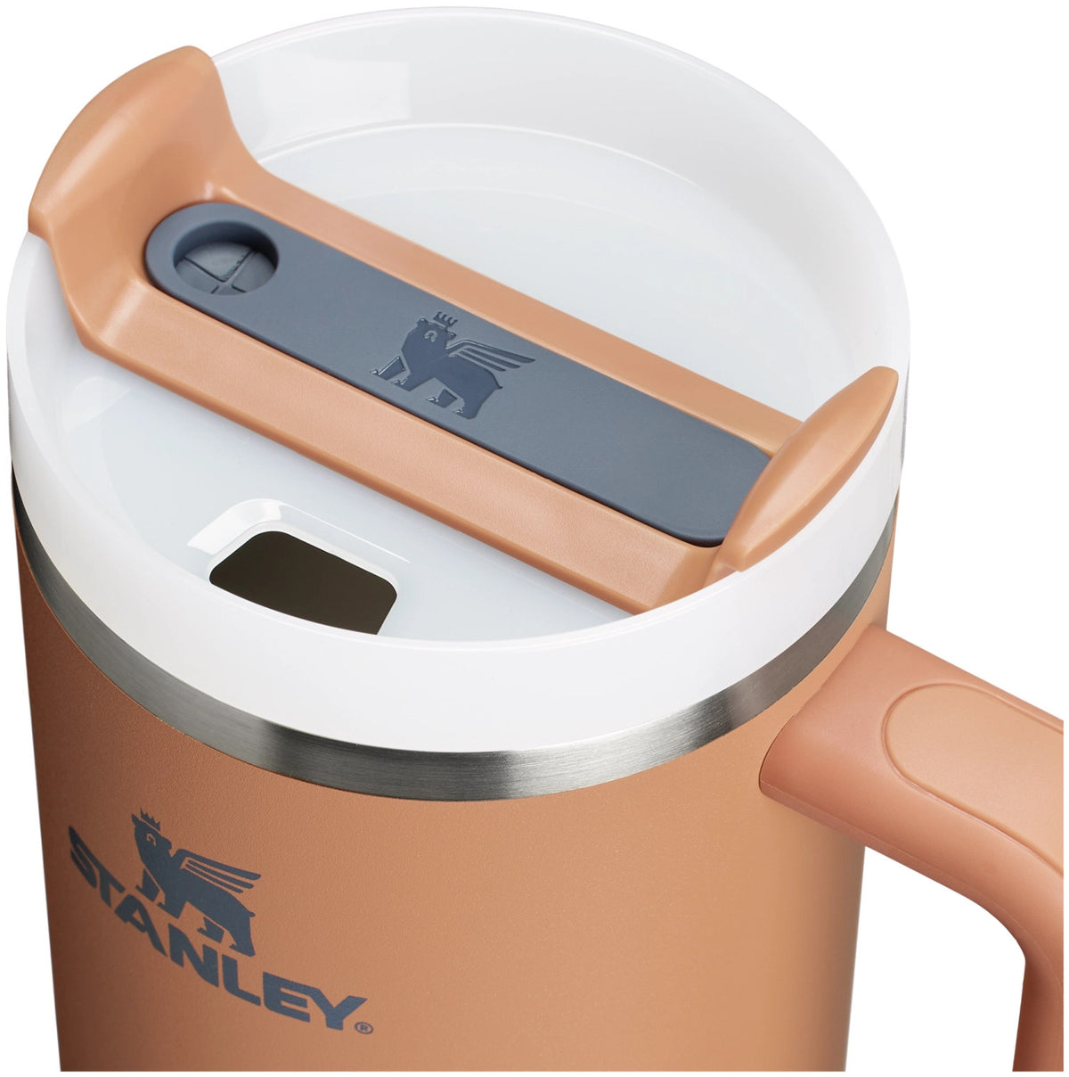 Braune Stanley Thermosflasche Quencher FlowState 1.18l mit Deckel, Trinkhalm und Tragegriff, freigestellt fotografiert vor hellem Hintergrund.