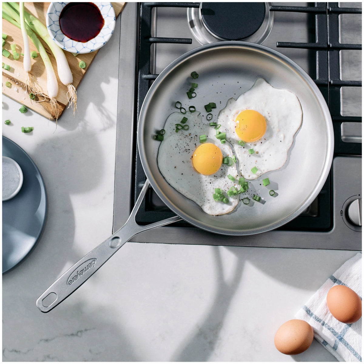 Industry 5 Bratpfanne NanoTouch 20cm in Silber präsentiert im Onlineshop von KAQTU Design AG. Bratpfanne ist von Demeyere