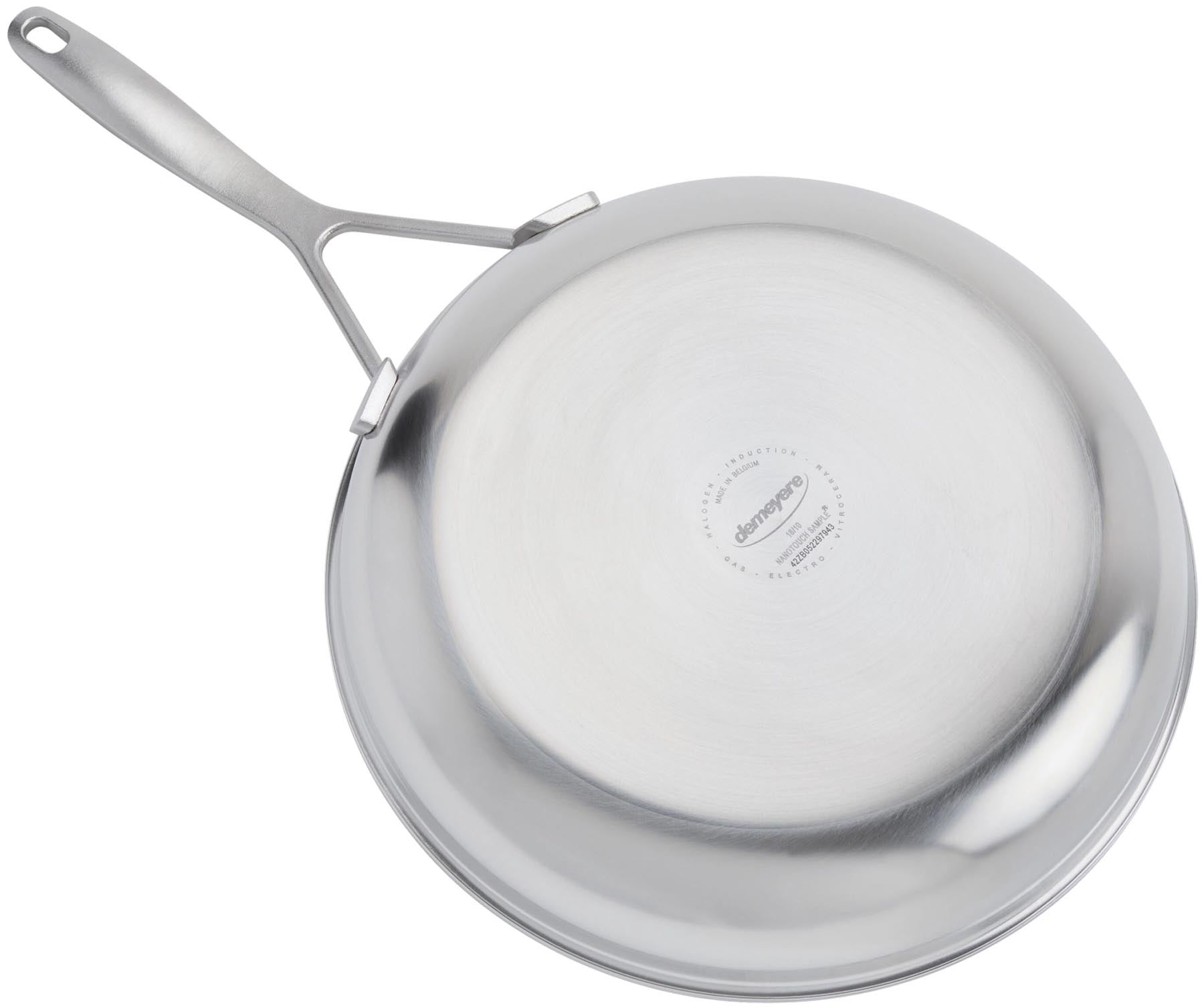 Hochwertige 28 cm Bratpfanne der Industry 5 Reihe von Demeyere, ideal für gesundes Kochen dank der fortschrittlichen NanoTouch-Oberfläche.