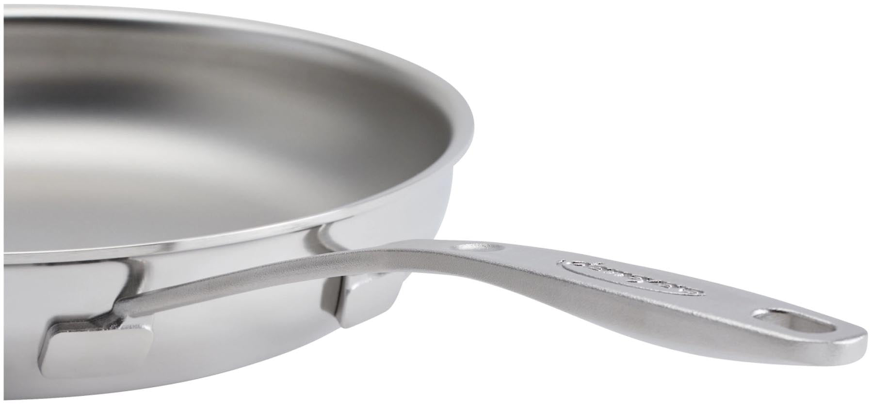 Elegante 28 cm Bratpfanne von Demeyere aus der Industry 5 Serie, ausgestattet mit innovativer NanoTouch-Beschichtung für müheloses Braten.