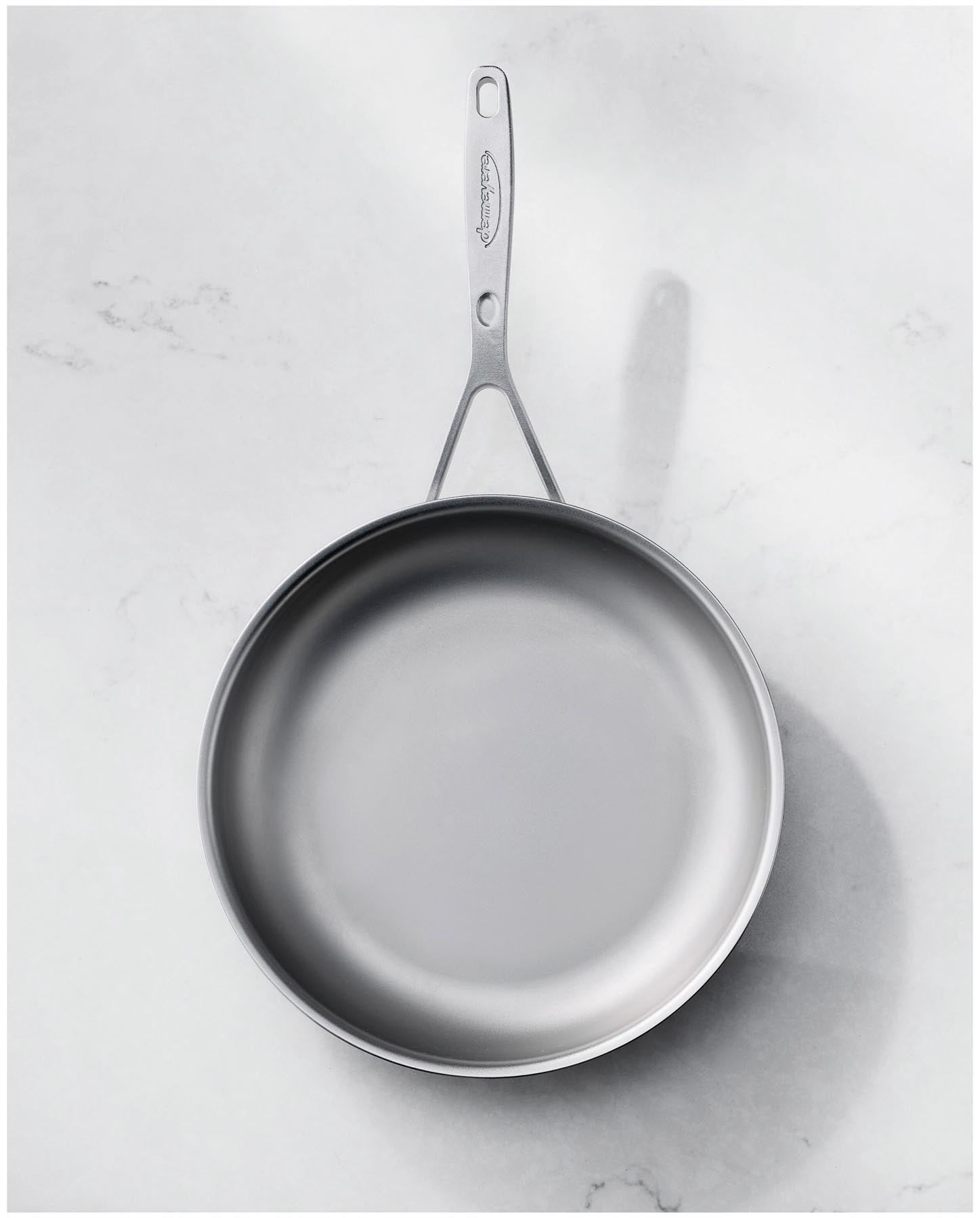 Elegante 28 cm Bratpfanne aus der Industry 5 Serie von Demeyere mit innovativer NanoTouch-Beschichtung für optimale Brateigenschaften.