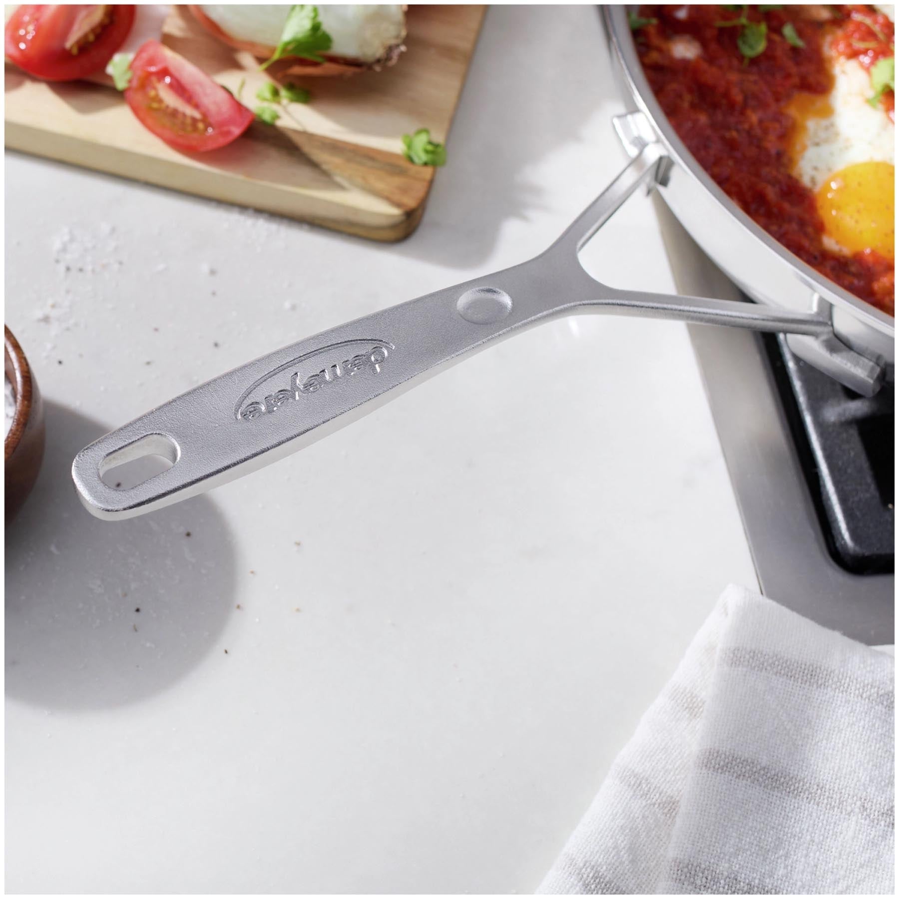 Elegante 28 cm Bratpfanne von Demeyere aus der Industry 5 Serie, ideal für gleichmäßiges Braten dank innovativer NanoTouch-Beschichtung.