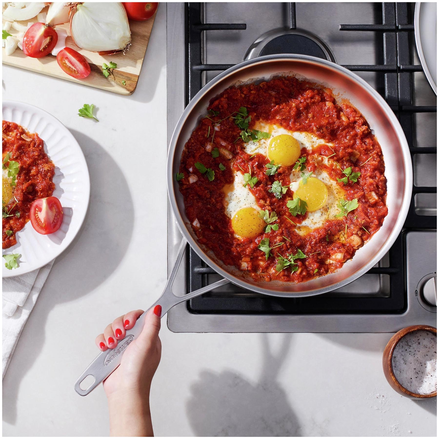 Elegante 28 cm Bratpfanne aus der Industry 5 Serie von Demeyere, ausgestattet mit innovativer NanoTouch-Beschichtung für müheloses Kochen.