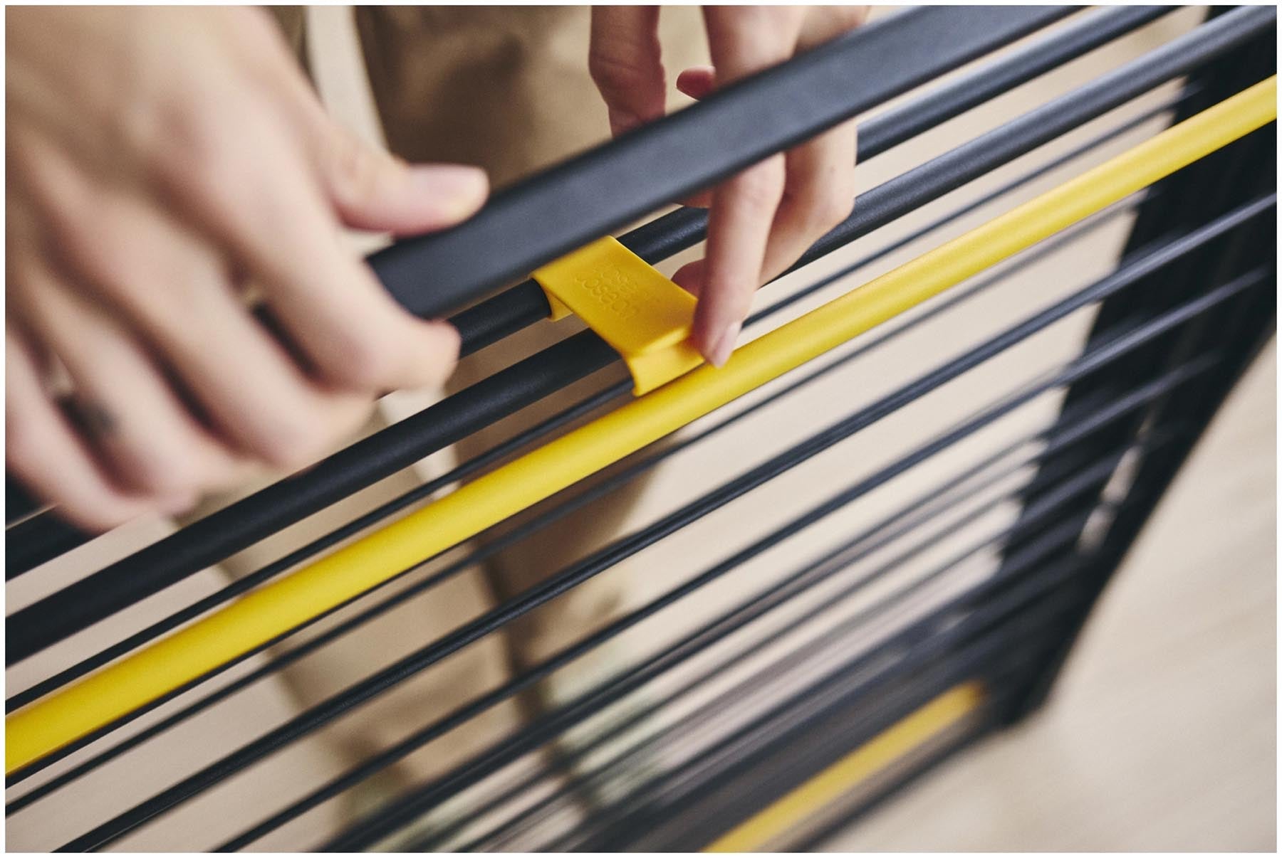 Praktischer 3-stufiger Wäscheständer AirFrame von Joseph Joseph, perfekt für effizientes Trocknen und flexible Einsatzmöglichkeiten in kleinen Räumen.