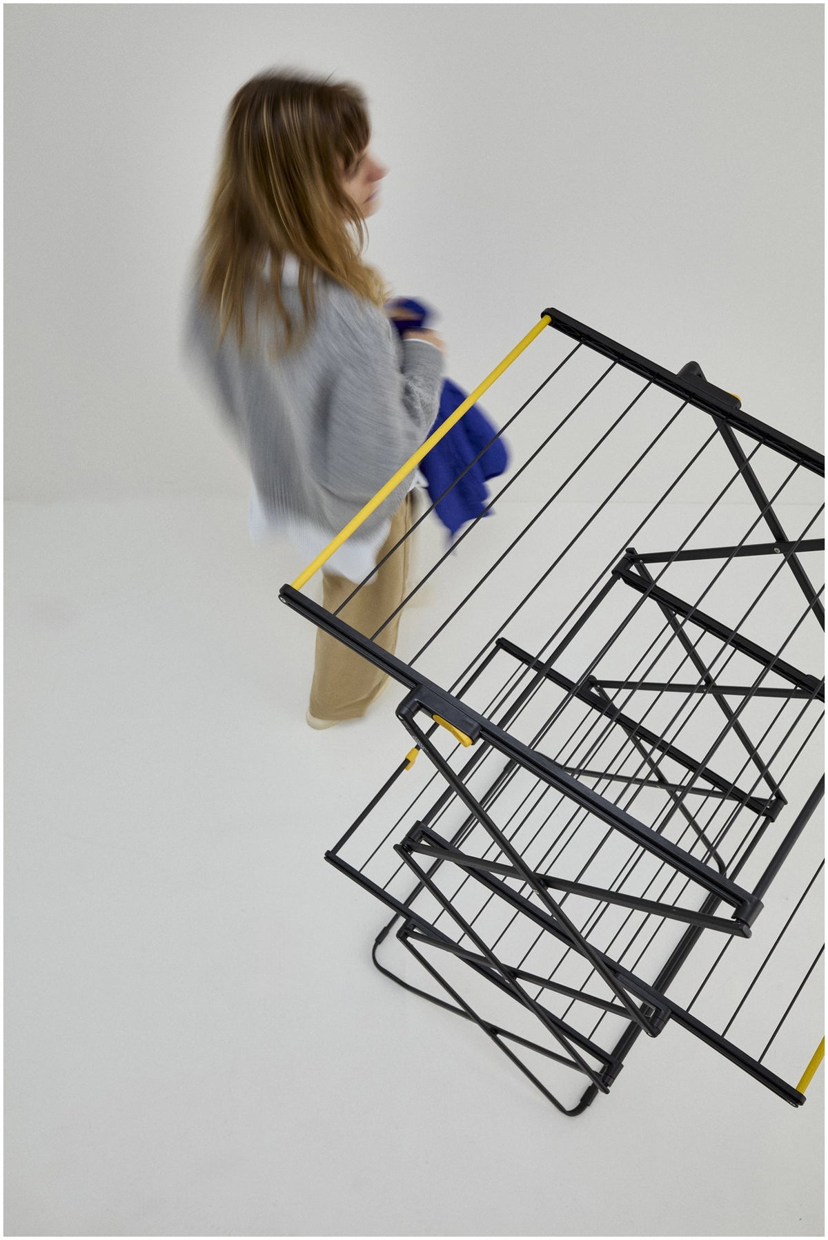 AirFrame 3-stufiger Wäscheständer in Schwarz präsentiert im Onlineshop von KAQTU Design AG. Wäscheständer ist von Joseph Joseph