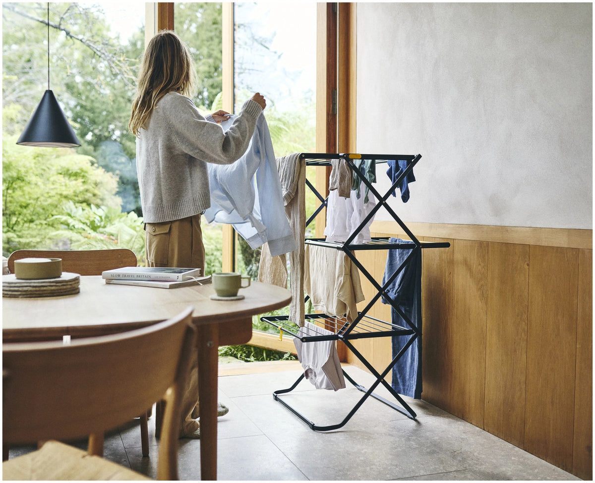 AirFrame 3-stufiger Wäscheständer in Schwarz präsentiert im Onlineshop von KAQTU Design AG. Wäscheständer ist von Joseph Joseph