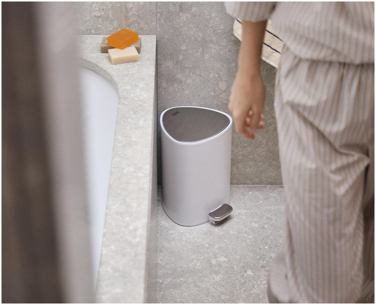 EasyStore 5L Badezimmereimer Weiss in Weiss präsentiert im Onlineshop von KAQTU Design AG. Treteimer ist von Joseph Joseph