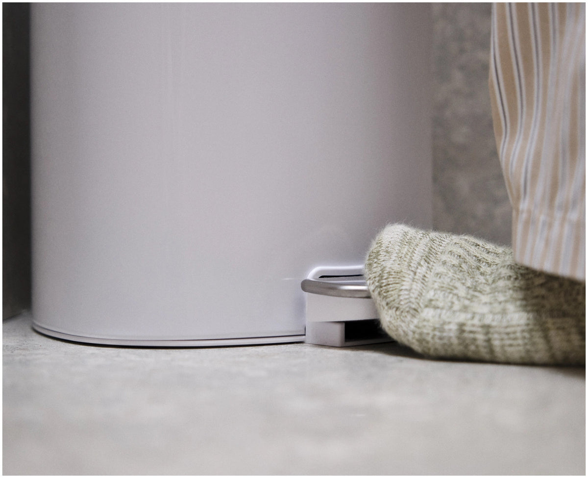 EasyStore 5L Badezimmereimer Weiss in Weiss präsentiert im Onlineshop von KAQTU Design AG. Treteimer ist von Joseph Joseph