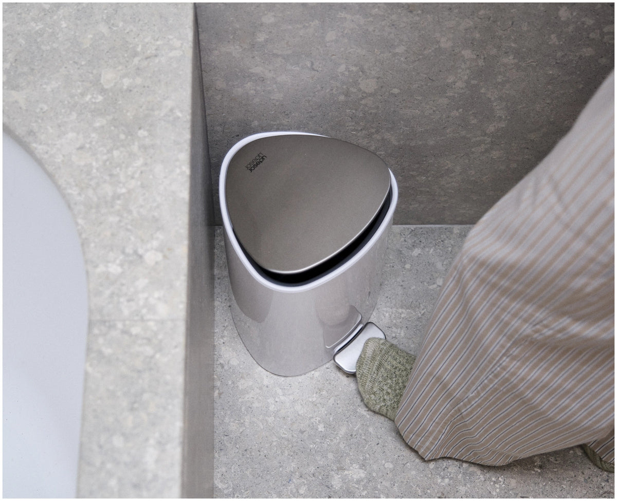 EasyStore 5L Badezimmereimer Weiss in Weiss präsentiert im Onlineshop von KAQTU Design AG. Treteimer ist von Joseph Joseph