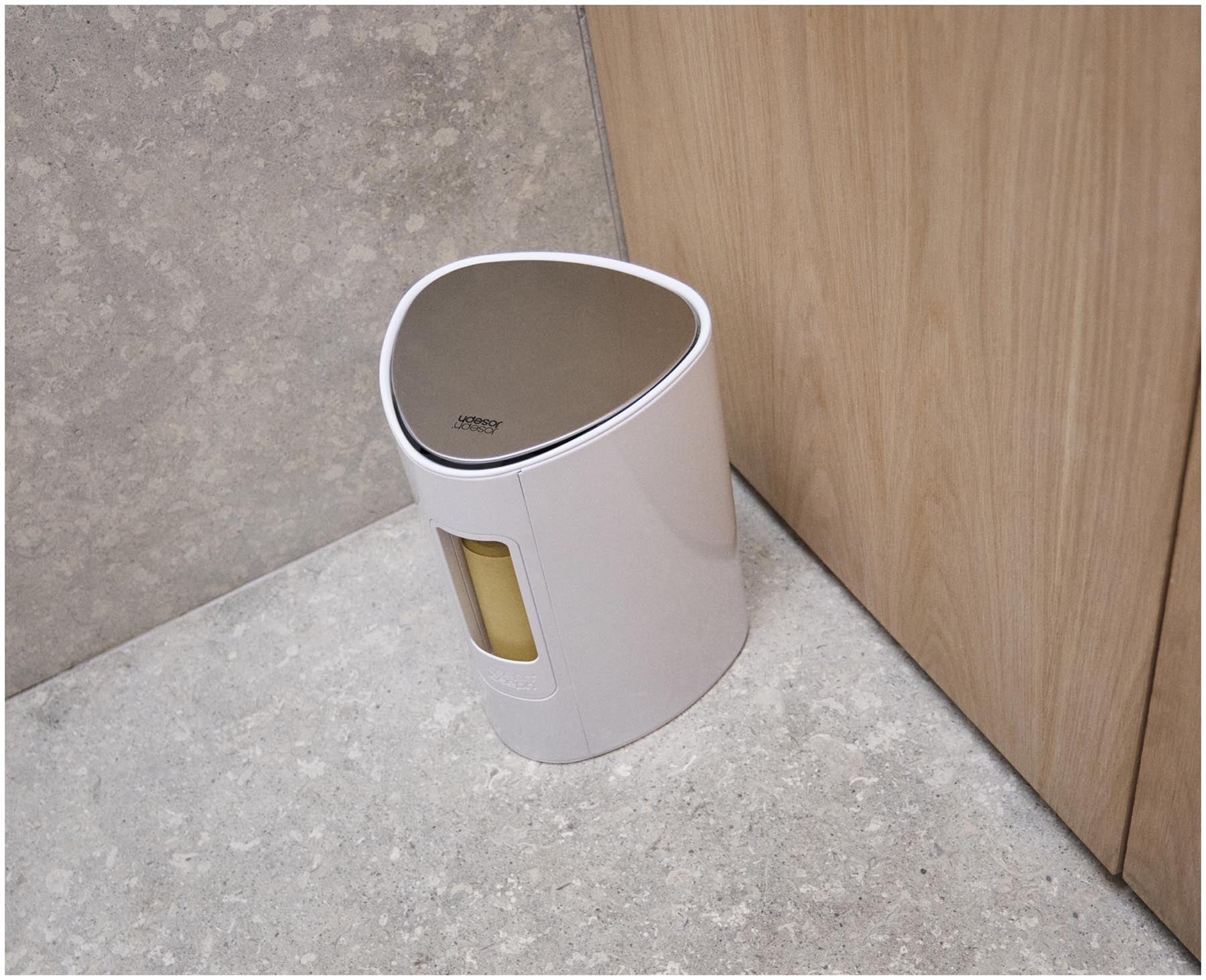 Eleganter 5L Treteimer in reinem Weiß von Joseph Joseph, ideal für jedes Badezimmer. Praktisch und hygienisch, mit Fußtrittmechanismus für müheloses Öffnen.