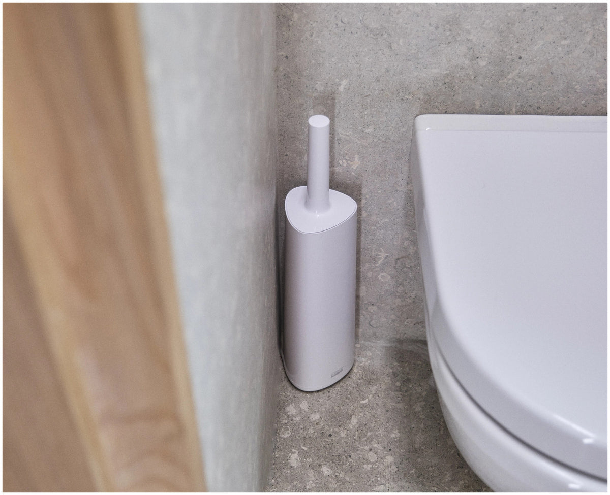 Flex 360 WC Bürste weiss in Weiss präsentiert im Onlineshop von KAQTU Design AG. Toilettenbürste ist von Joseph Joseph