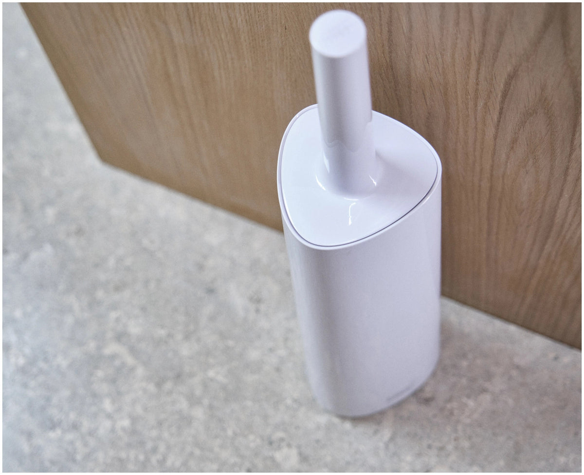 Flex 360 WC Bürste weiss in Weiss präsentiert im Onlineshop von KAQTU Design AG. Toilettenbürste ist von Joseph Joseph