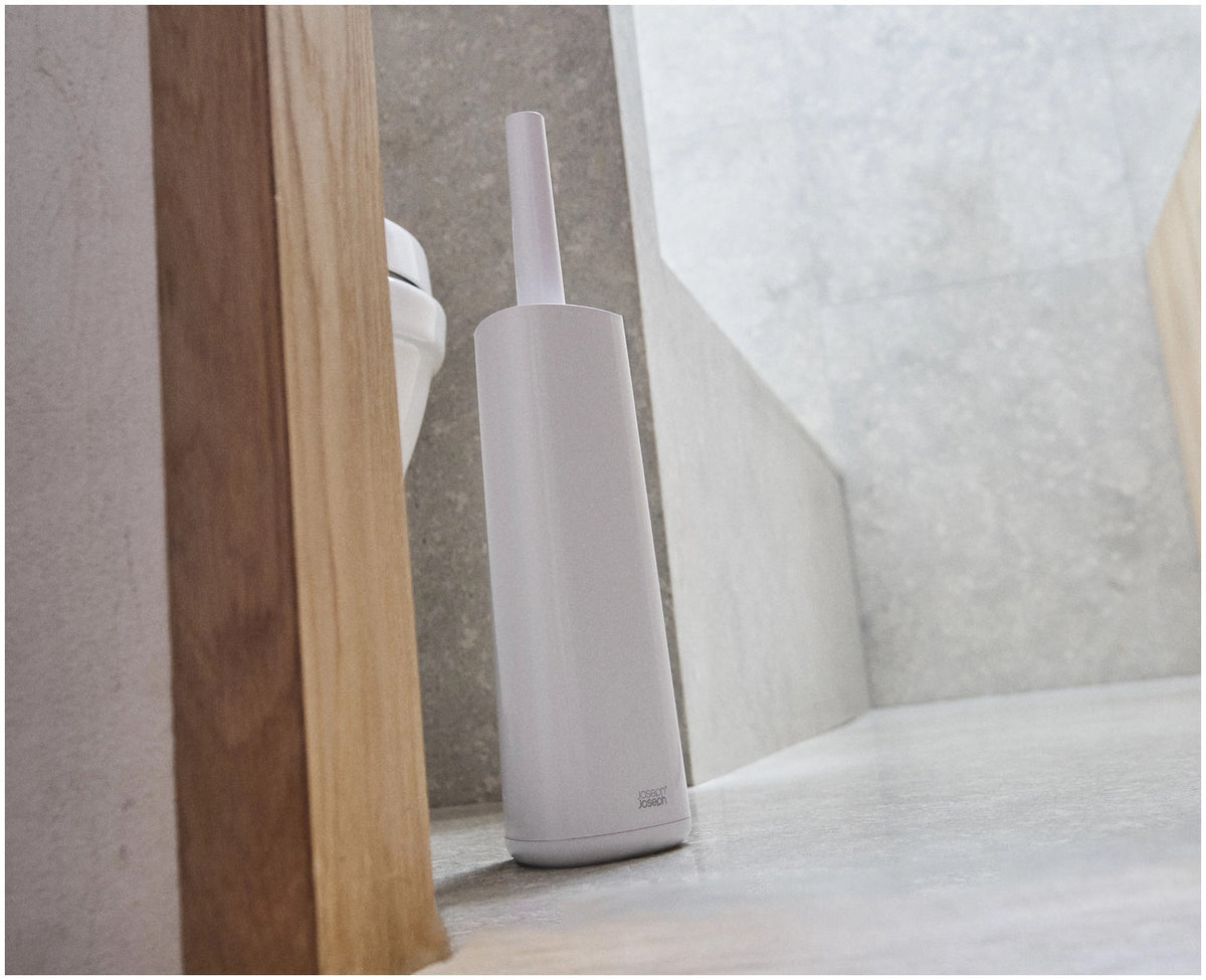 Flex 360 WC Bürste weiss in Weiss präsentiert im Onlineshop von KAQTU Design AG. Toilettenbürste ist von Joseph Joseph
