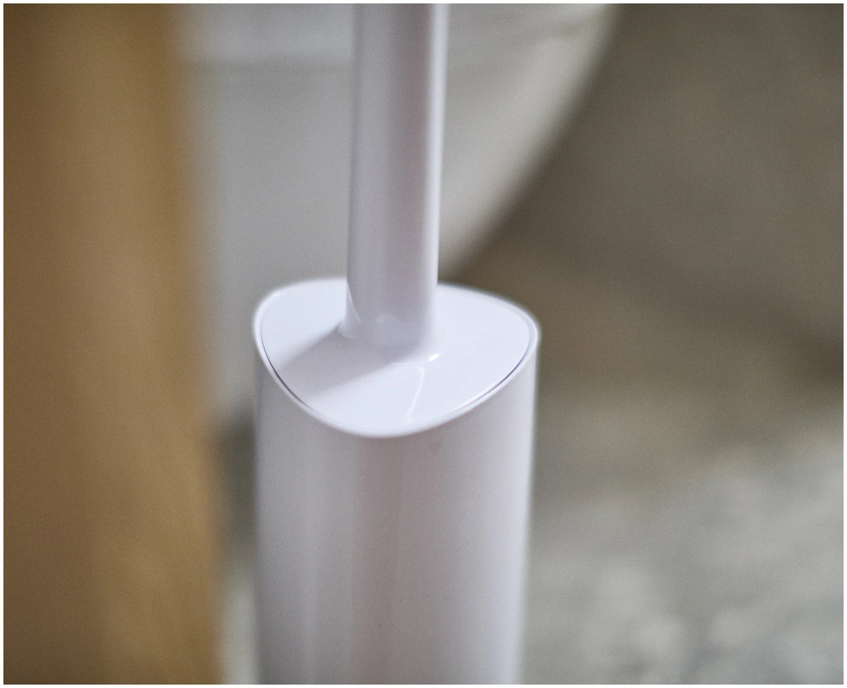 Flex 360 WC Bürste weiss in Weiss präsentiert im Onlineshop von KAQTU Design AG. Toilettenbürste ist von Joseph Joseph