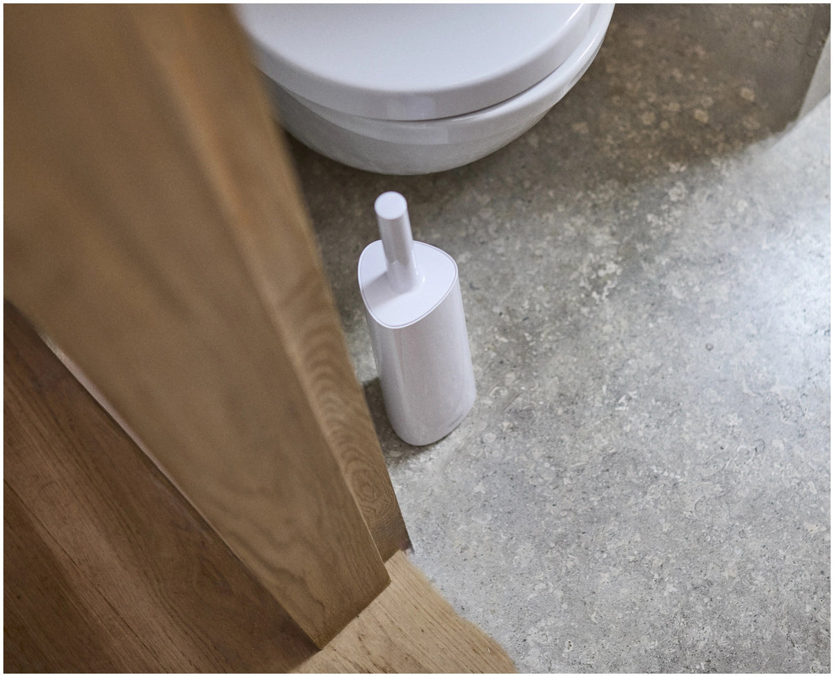Flex 360 WC Bürste weiss in Weiss präsentiert im Onlineshop von KAQTU Design AG. Toilettenbürste ist von Joseph Joseph