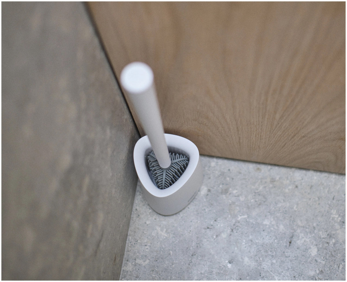 Flex 360 Lite WC Bürste weiss in Weiss präsentiert im Onlineshop von KAQTU Design AG. Toilettenbürste ist von Joseph Joseph