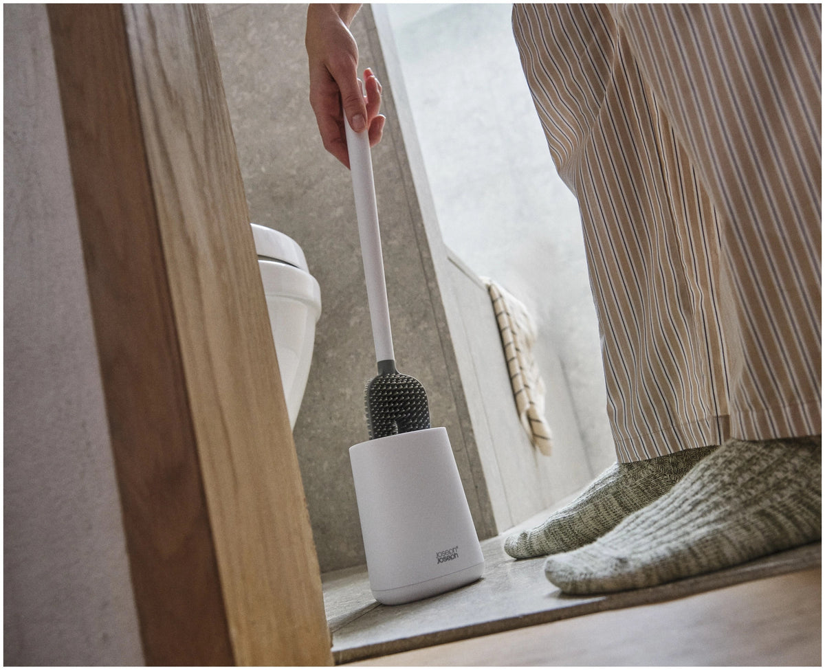 Flex 360 Lite WC Bürste weiss in Weiss präsentiert im Onlineshop von KAQTU Design AG. Toilettenbürste ist von Joseph Joseph
