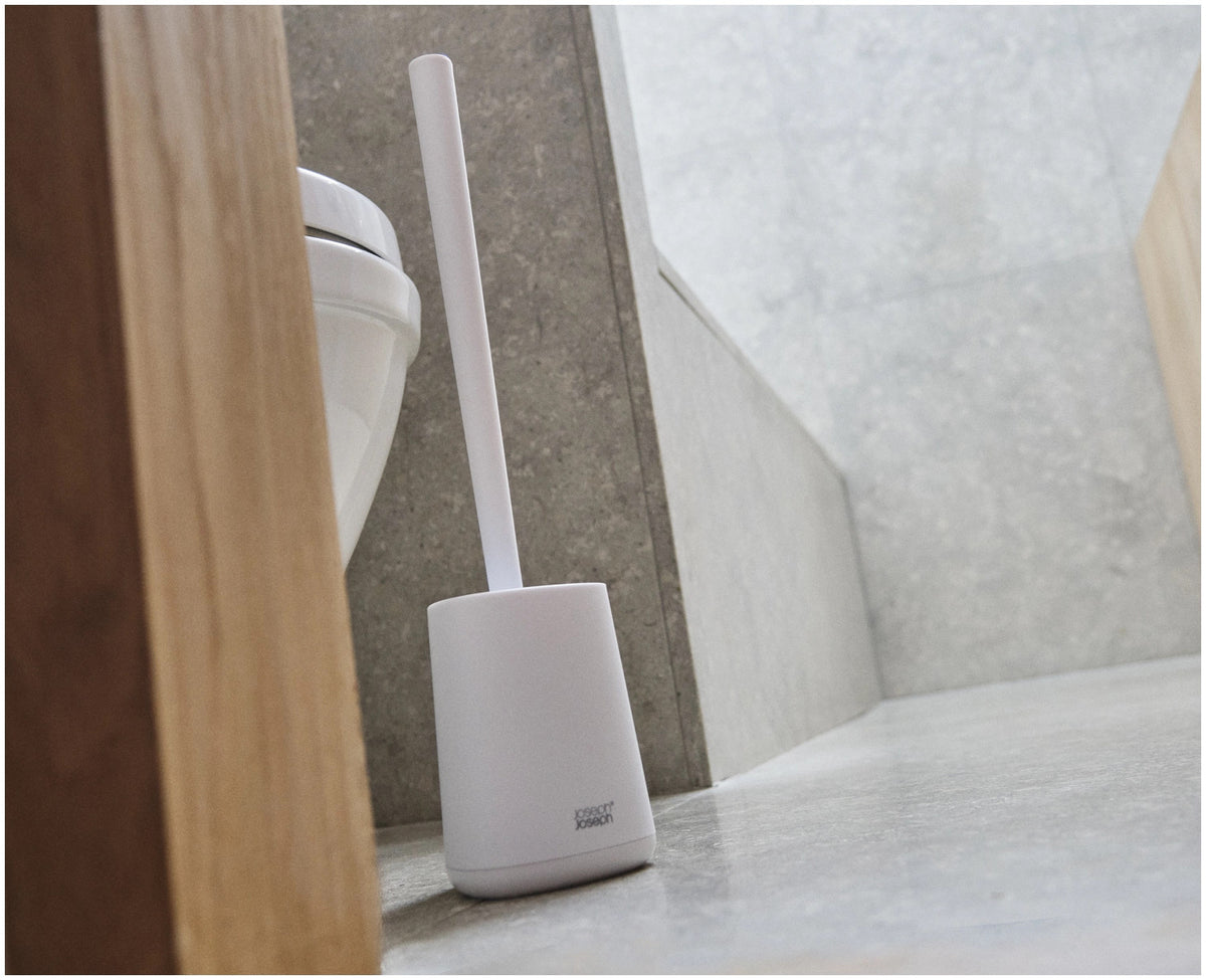 Flex 360 Lite WC Bürste weiss in Weiss präsentiert im Onlineshop von KAQTU Design AG. Toilettenbürste ist von Joseph Joseph