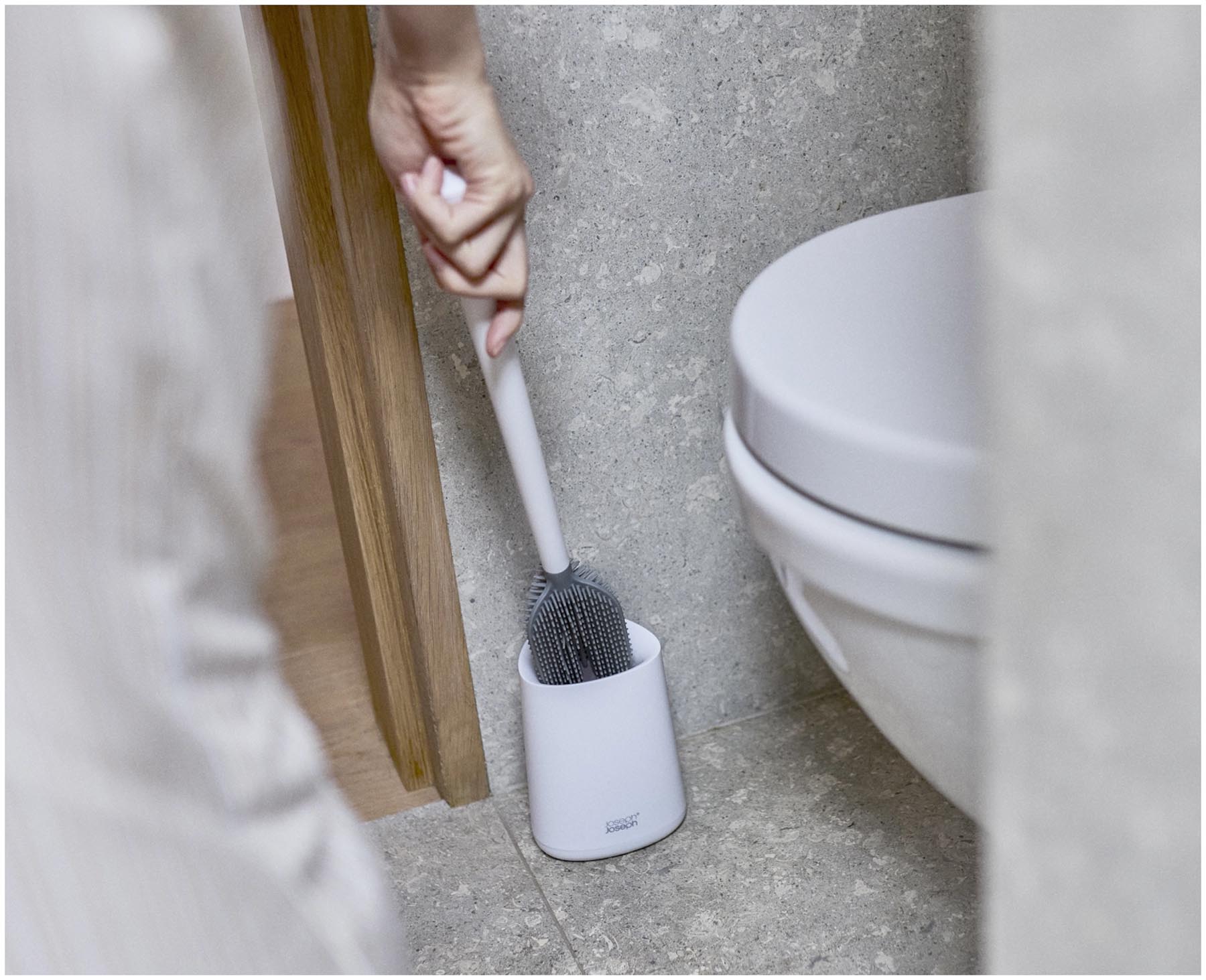 Elegante weiße Toilettenbürste Flex 360 Lite von Joseph Joseph, ideal für gründliche Reinigung in jedem Badezimmer.