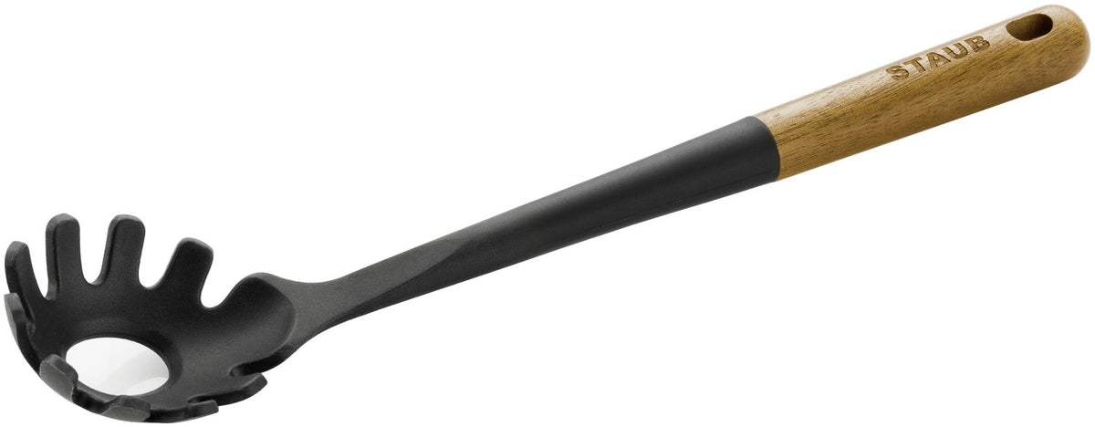 Schwarzer Pastalöffel aus Akazienholz und Silikon, 31 cm lang, mit ovaler Löffelform und Zacken für Pasta auf hellem Untergrund.