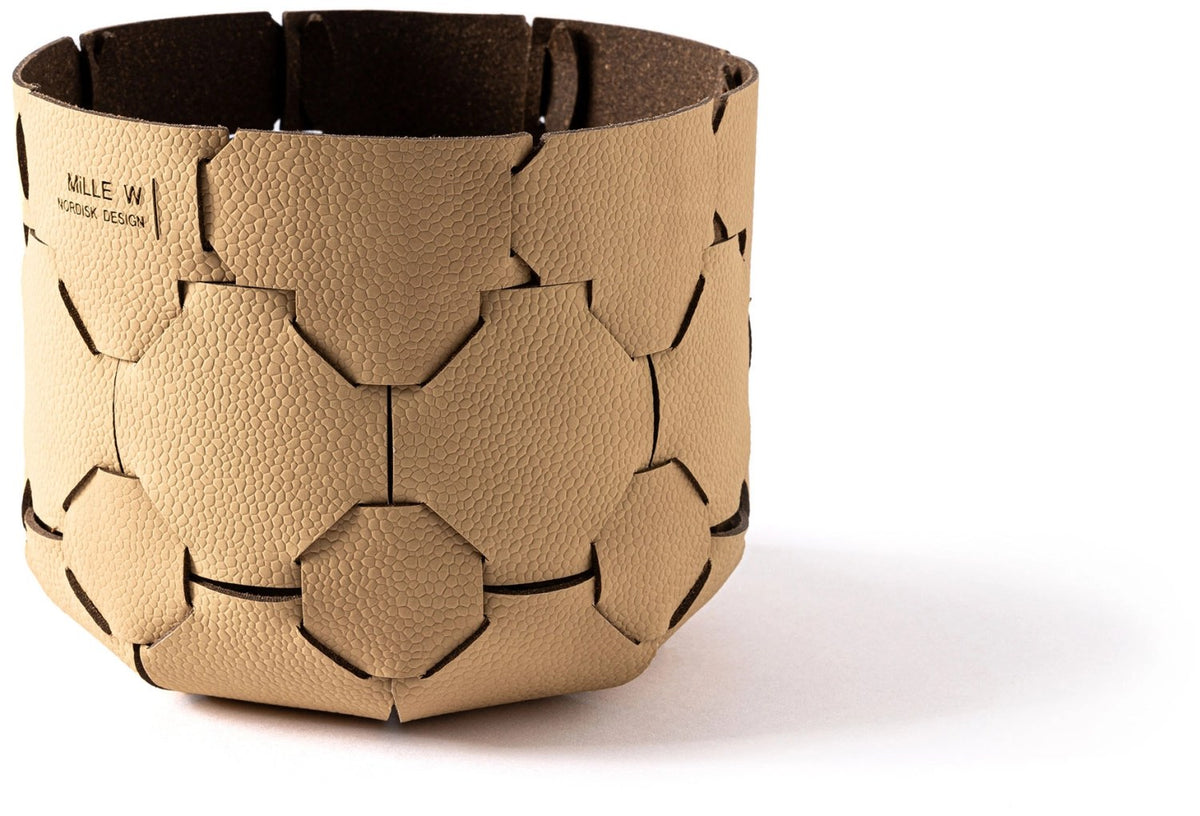 Beiger Teelichthalter Korb Copenhagen aus dem Sortiment von MiLLE W NORDISK DESIGN, rund geformt, Masse 15x15x14 cm.