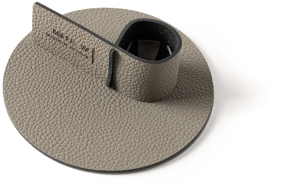 Grauer Teelichthalter Kerzenhalter Medium von MiLLE W NORDISK DESIGN, quadratische Form, Masse 12x12x4 cm, auf hellem Untergrund.