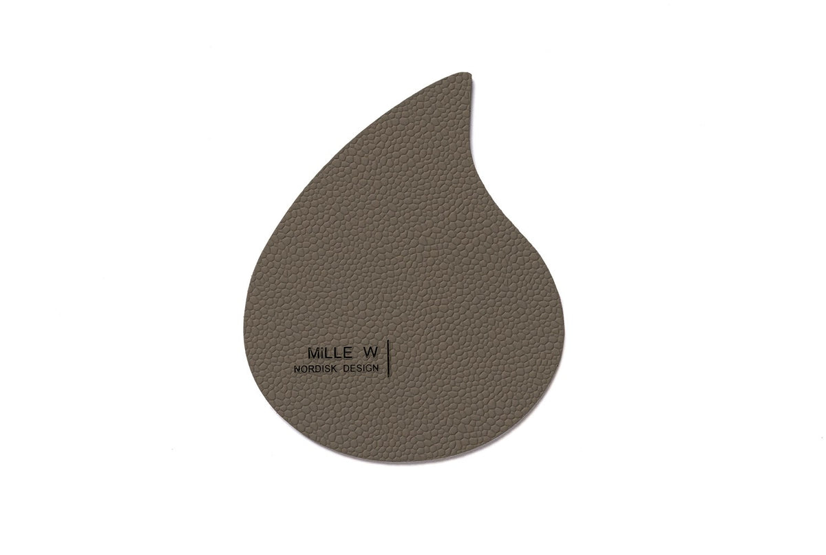 Grauer Untersetzer in Tropfenform aus dem Sortiment Pfannenuntersatz, Masse 12 x 10 x 0.2 cm, Hersteller MiLLE W NORDISK DESIGN.
