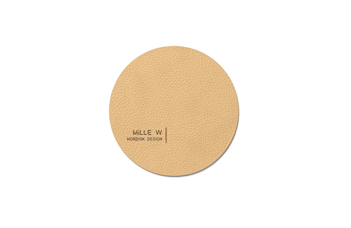 Runder beiger Untersetzer aus MiLLE W NORDISK DESIGN Serie, 10x10 cm, flache Form, geeignet als Pfannenuntersatz in der Küche.