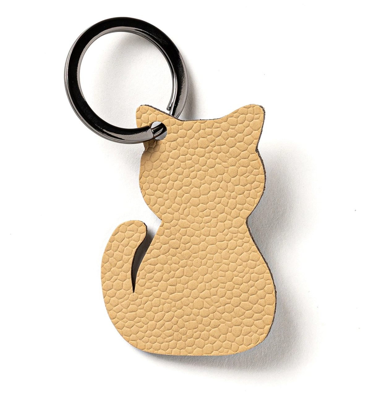 Beiger Schlüsselanhänger in Katzenform von MiLLE W NORDISK DESIGN, flache Bauform, Masse 7 x 5 x 0.2 cm, freigestellt fotografiert.