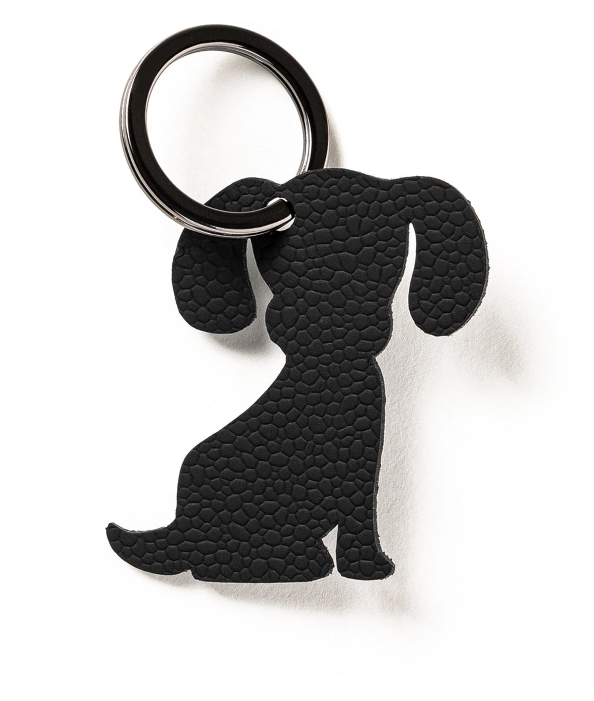 Schwarzer Schlüsselanhänger in Hundeform von MiLLE W NORDISK DESIGN, Masse 7 x 5 x 0.2 cm, kompaktes, schlichtes Design.