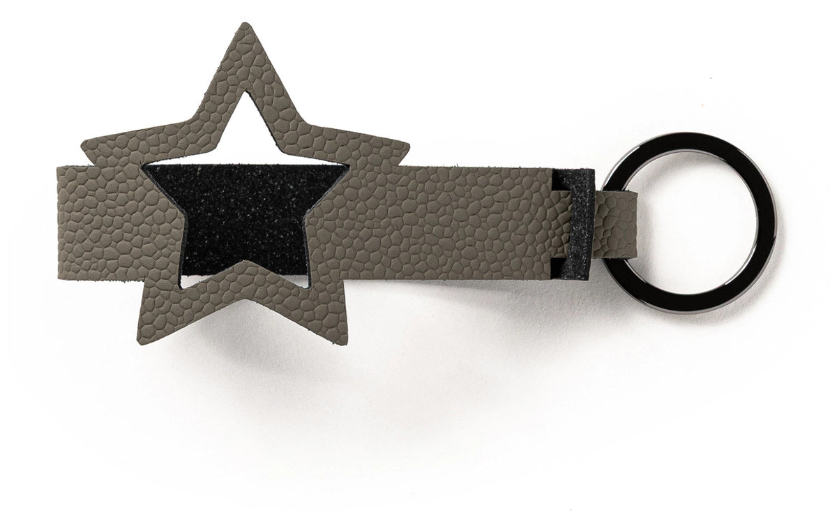 Grauer Schlüsselanhänger Stern in flacher Sternform, Modell nickel grau