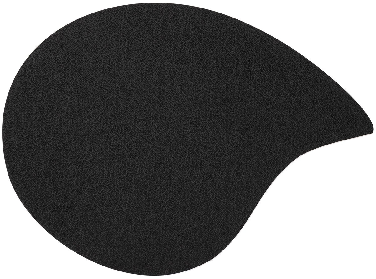 Schwarzes Tischset Tropfen 44x35cm aus recyceltem Leder von MiLLE W NORDISK DESIGN mit charakteristischer Tropfenform, flach auf hellem Untergrund liegend.